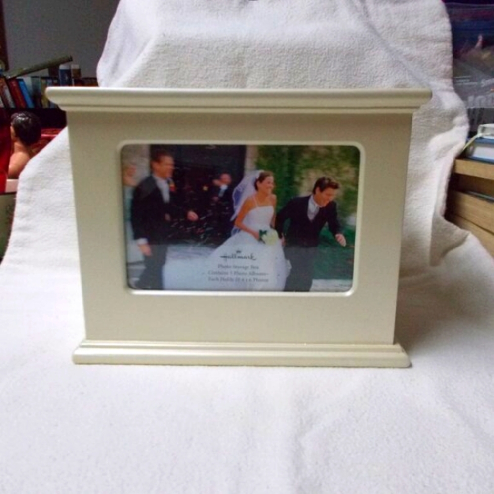 NWOT Hallmark Wedding photo album box in off white